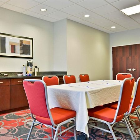 Holiday Inn Express & Suites Utica By Ihg Perniagaan gambar