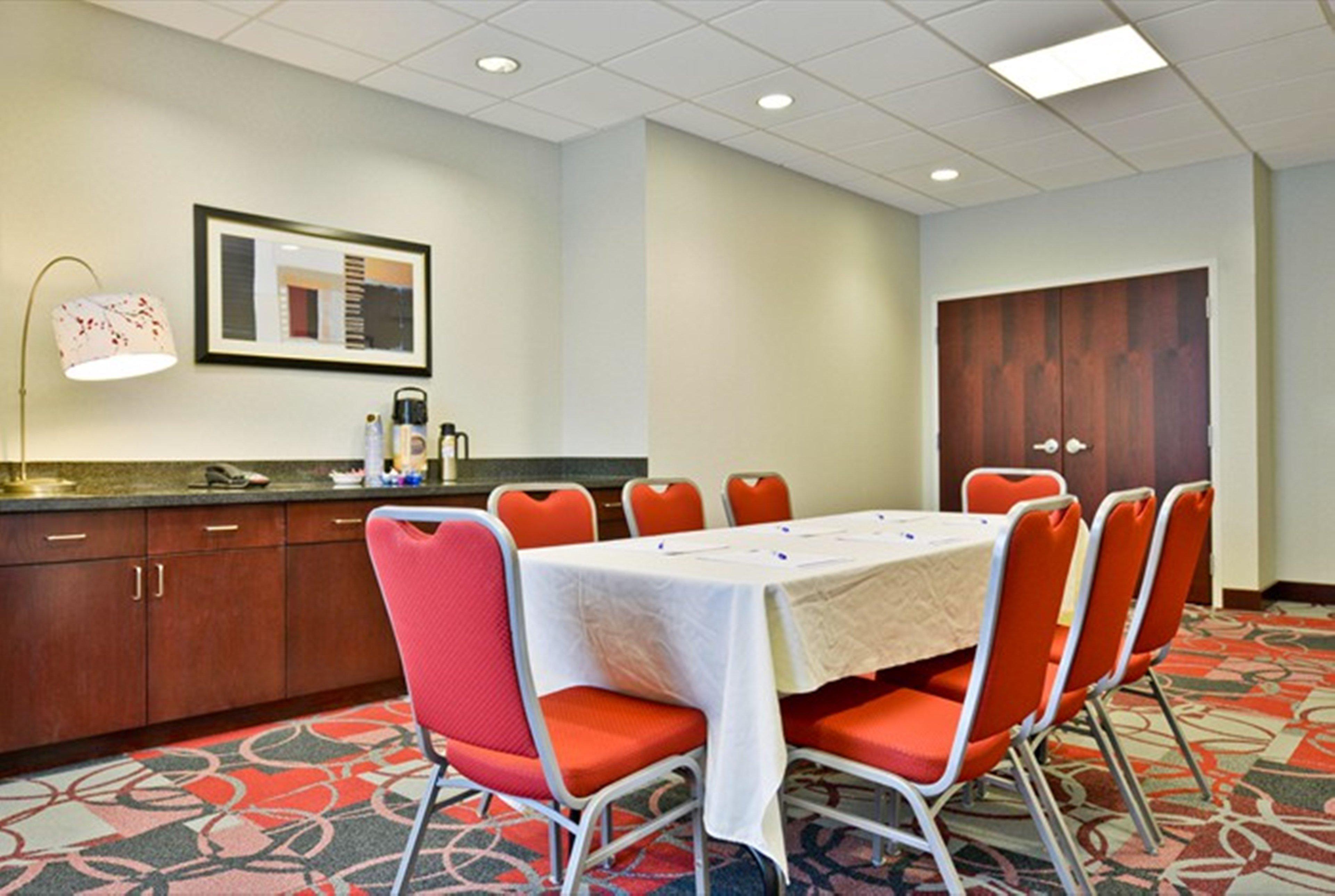 Holiday Inn Express & Suites Utica By Ihg Perniagaan gambar