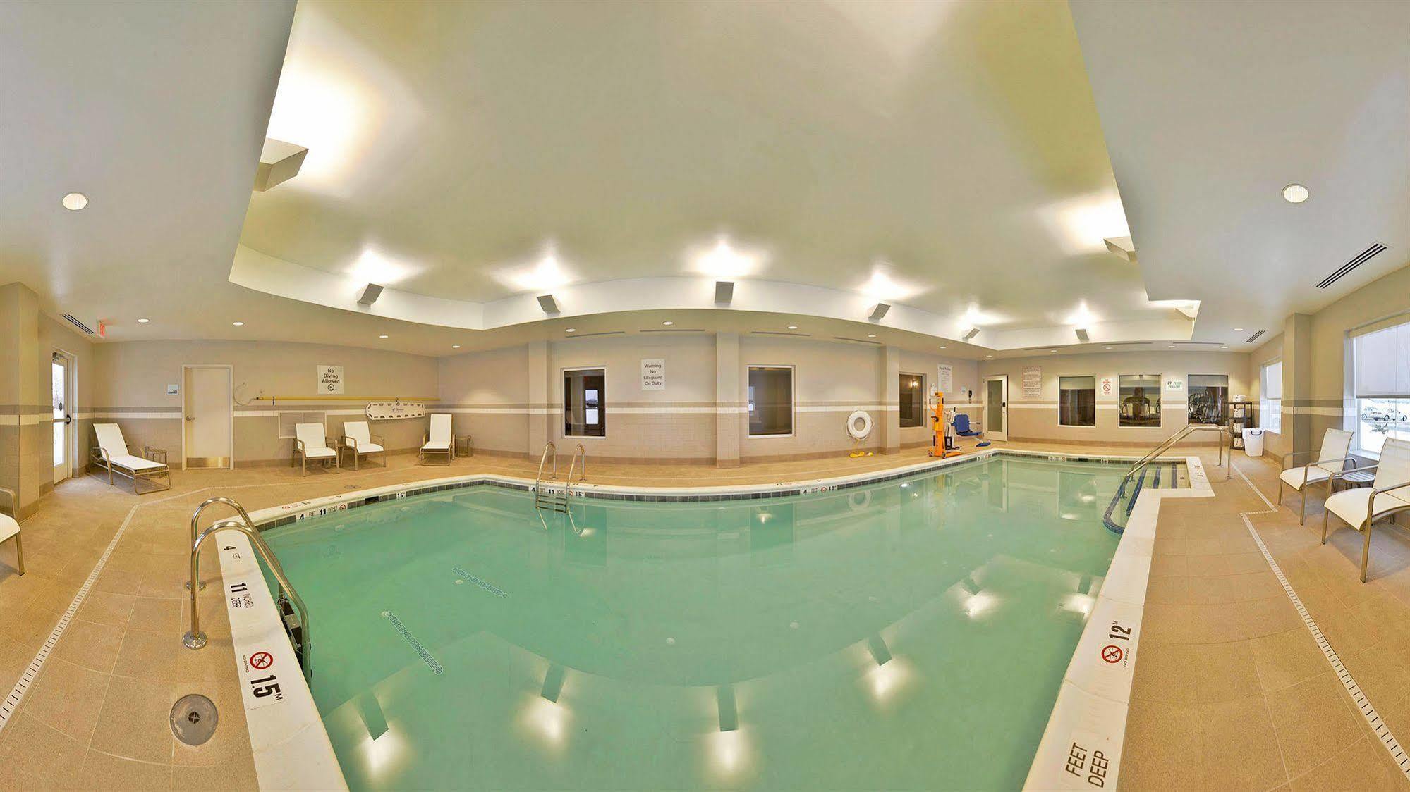Holiday Inn Express & Suites Utica By Ihg Luaran gambar